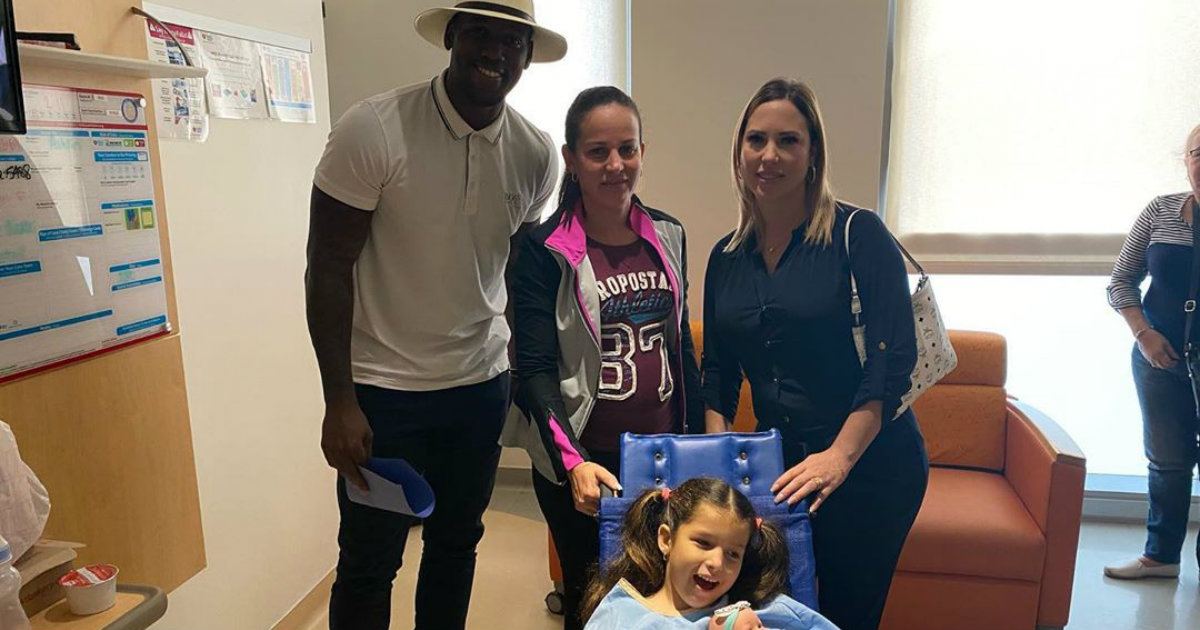El pelotero Jorge Soler junto a Ashlin Naara en el Nicklaus Children's Hospital de Miami © Instagram / js12