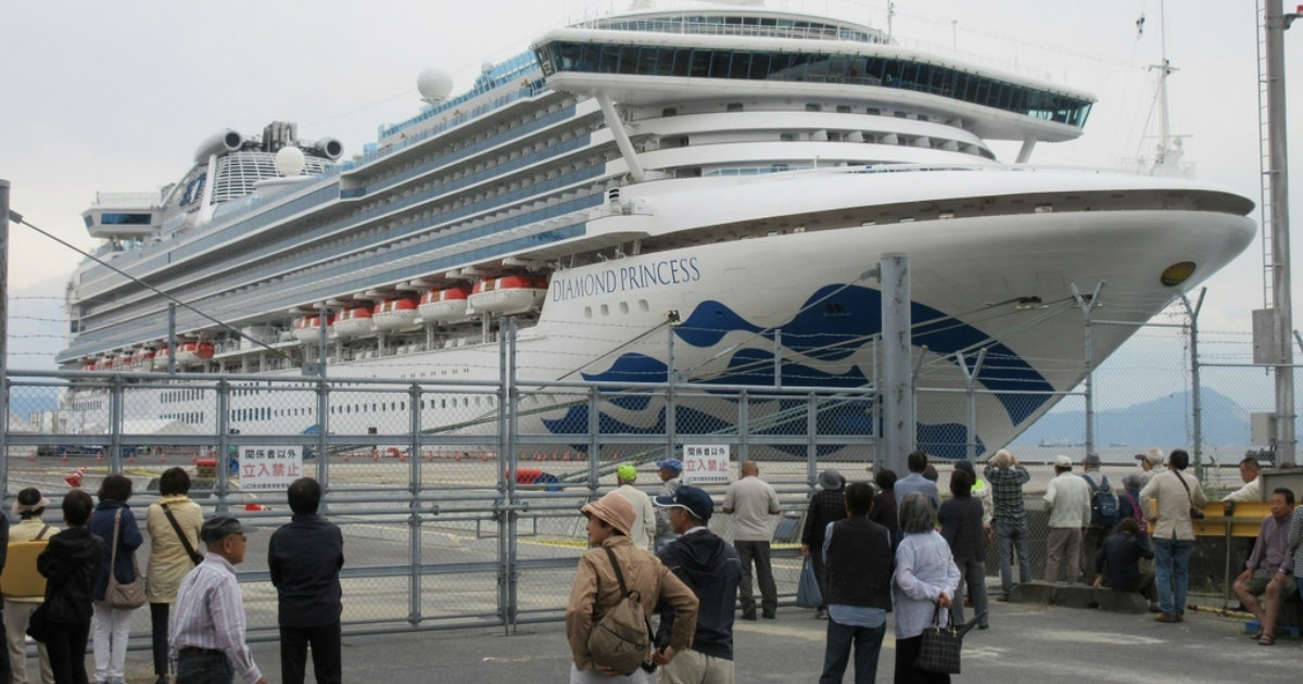 Multitud de curiosos se acercan a las inmediaciones del lugar donde está atracado el crucero, en Yokohama © Twitter/TokyoPotato