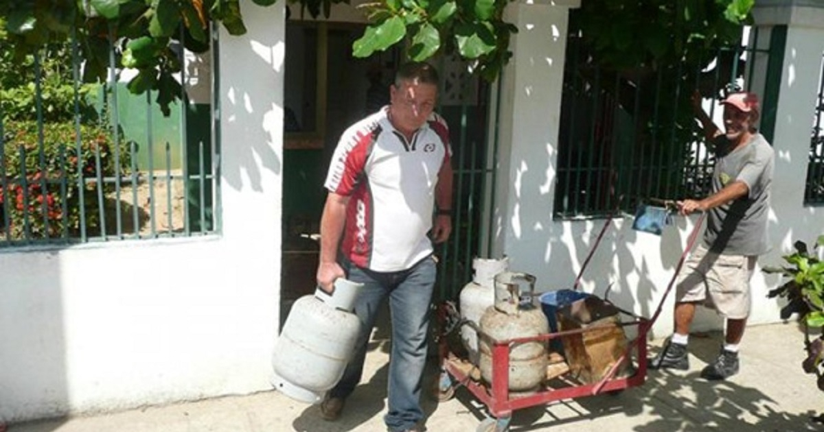 Cubanos comprando gas licuado. © Granma