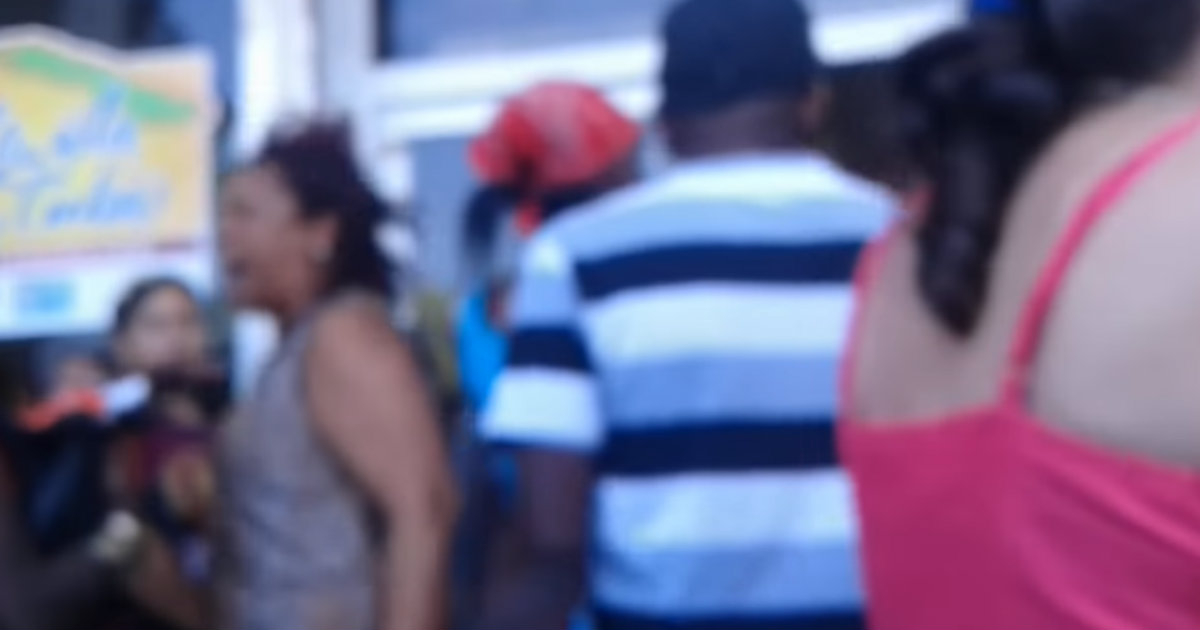 Una mujer grita en medio de una cola en la tienda La Isla de Cuba, en la calle Monte © YouTube/screenshot