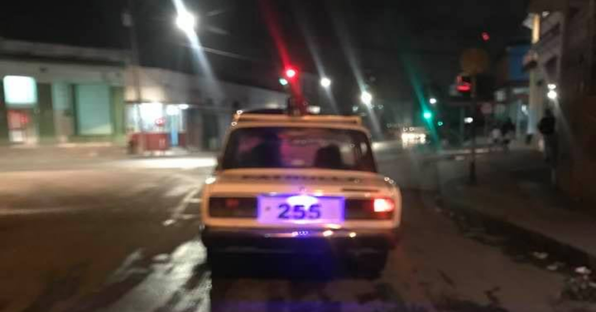 Patrulla de policía con una sola luz. © Facebook / Amigos del motor
