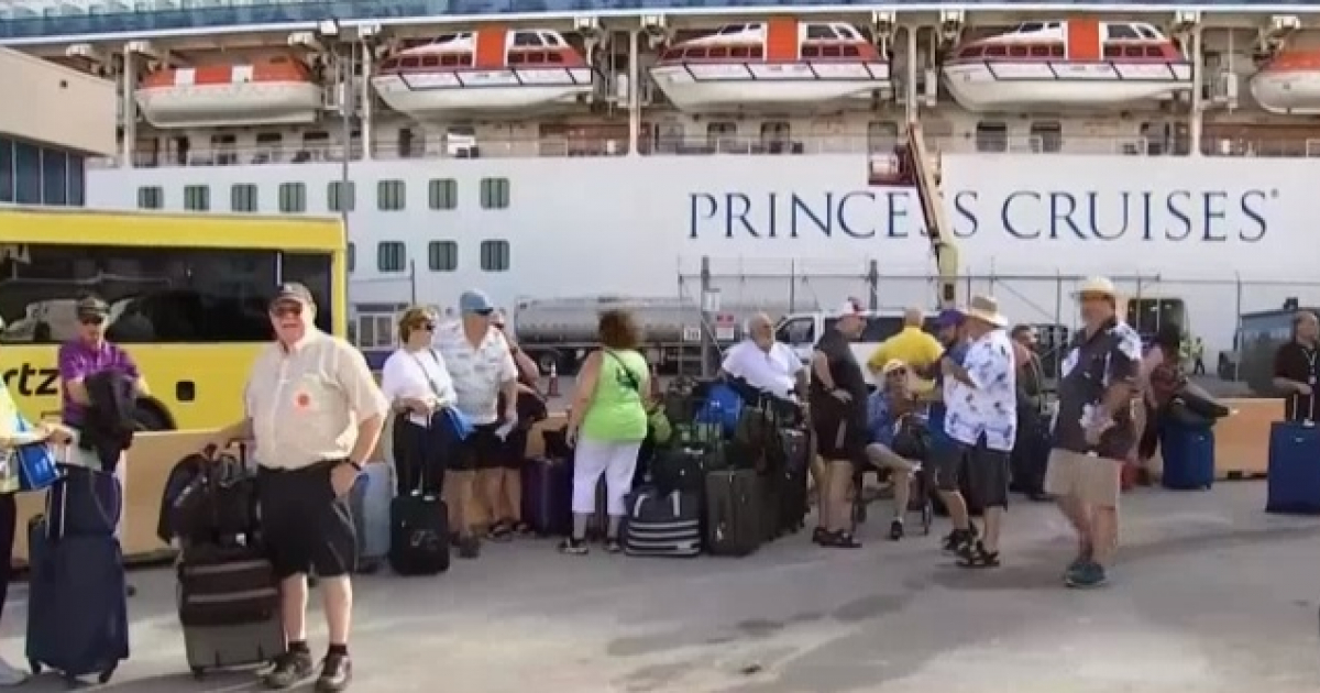 Pasajeros del crucero Caribbean Princess tras llegar al puerto de Everglades © Telemundo 51 / Captura de vídeo