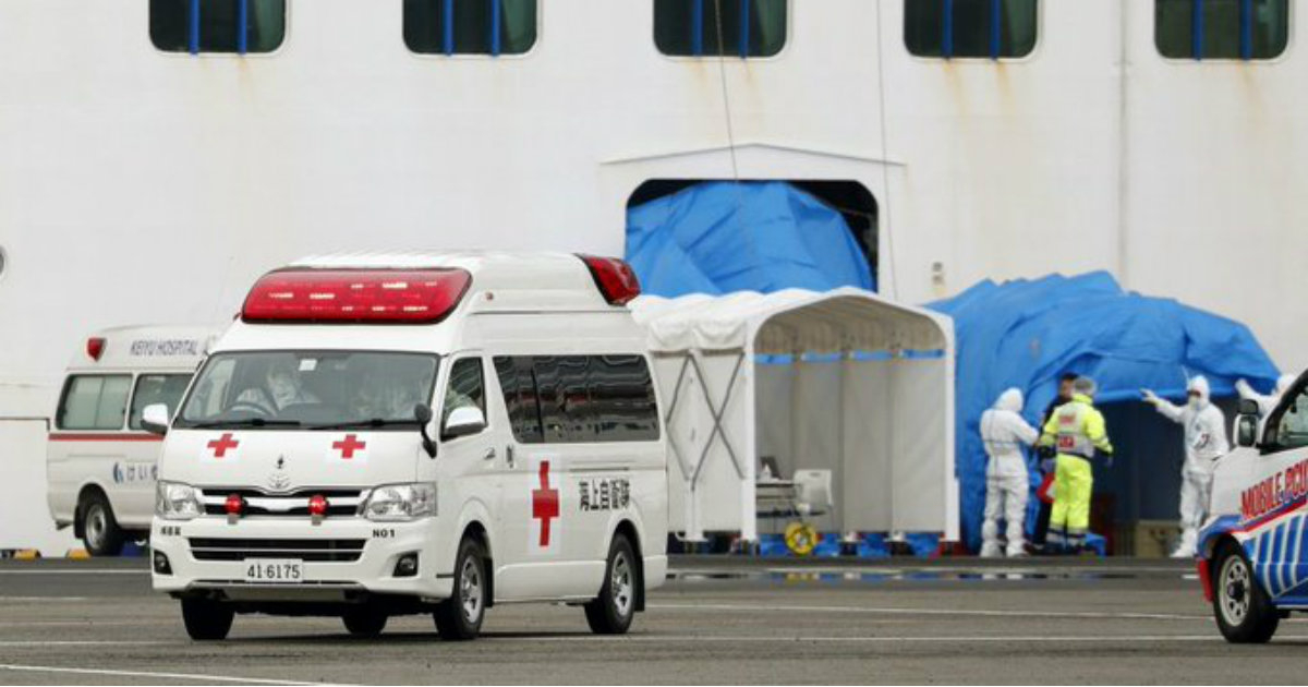 Ambulancia en las inmediaciones del crucero atracado en Yokohama © YouTube/screenshot