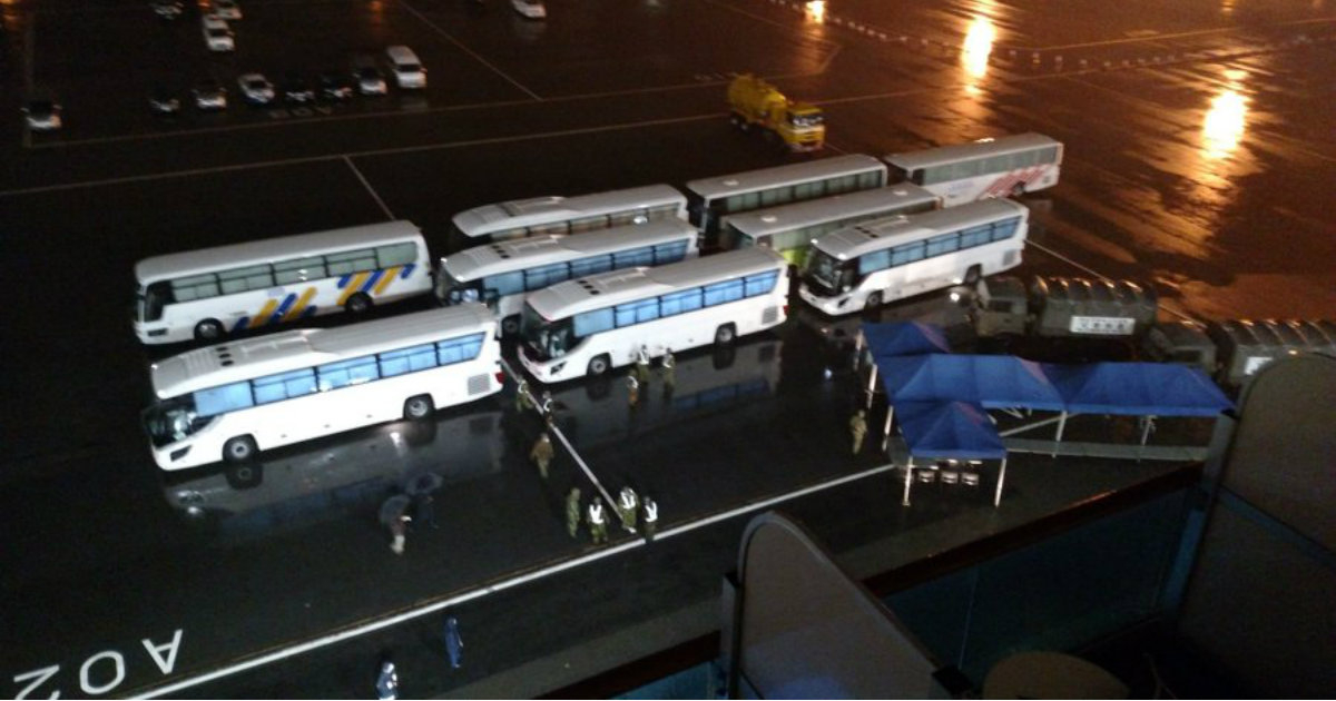Autobuses que trasladan a los evacuados estadounidenses © Twitter/Matthew Smith