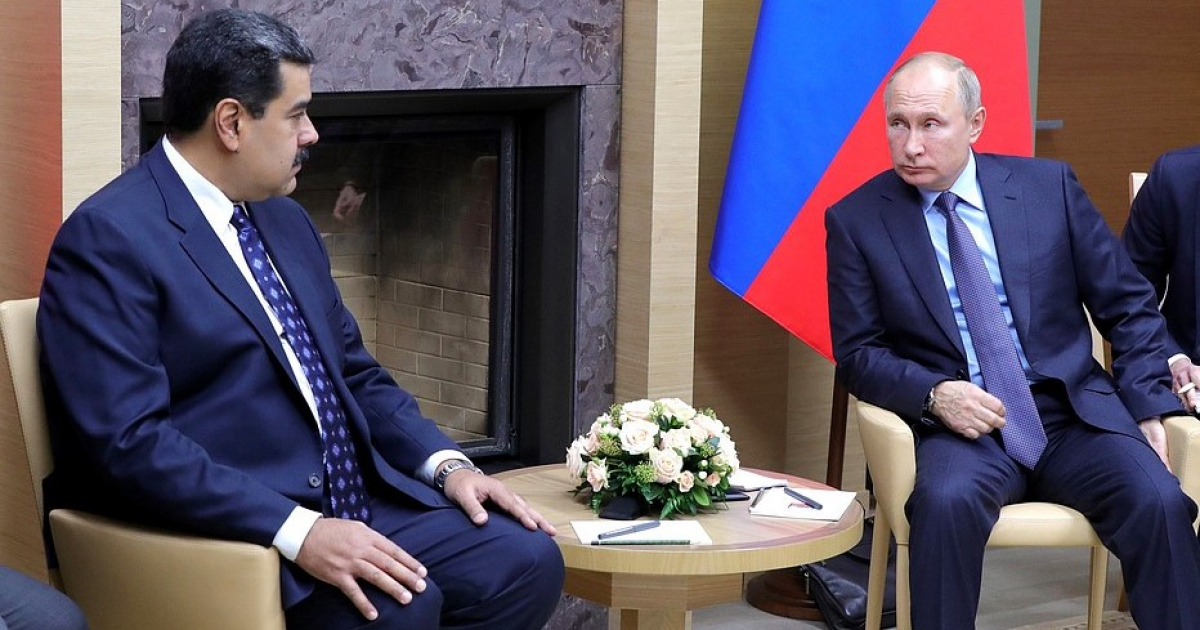 Nicolás Maduro y Vladimir Putin conversan con la bandera de Rusia al fondo © Kremlin / Archivo