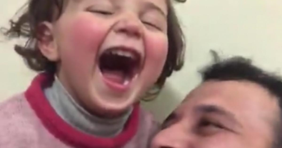 Padre y su hija ríen cuando cae una bomba © YouTube/screenshot