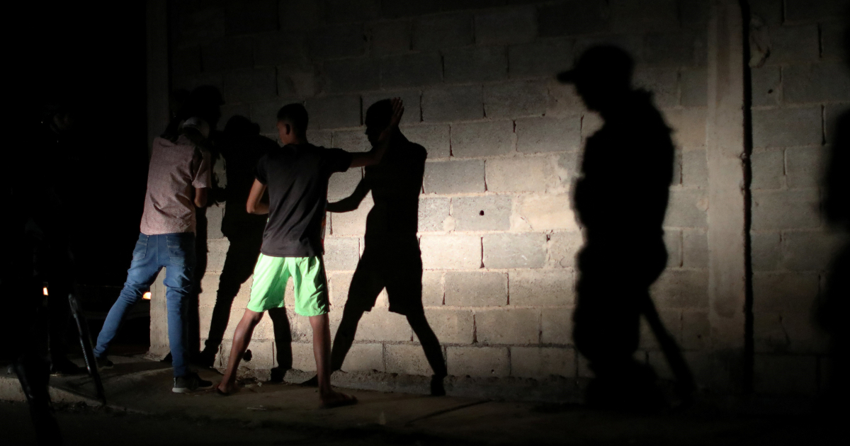 Miembros de la FAES detienen a las personas durante una patrulla nocturna en Barquisimeto © Reuters/ Ivan Alvarado