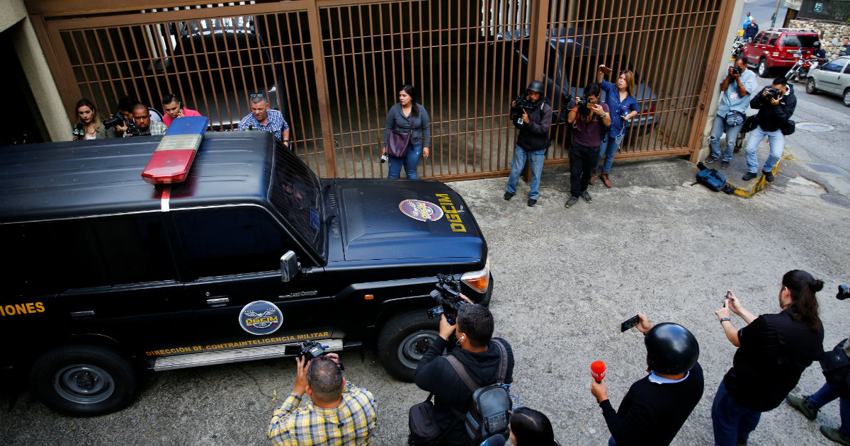 Auto de la DGCIM sale del edificio donde vive Juan Márquez © Reuters / Manaure Quintero