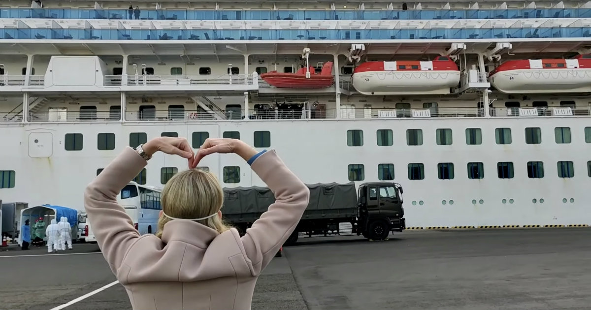 La presidenta de Princess Cruises, Jan Swartz, hace un gesto al crucero © Reuters