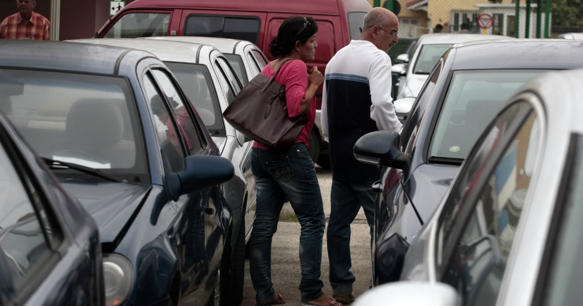 Personas mirando carros en venta en Cuba en 2013 © REUTERS/Stringer