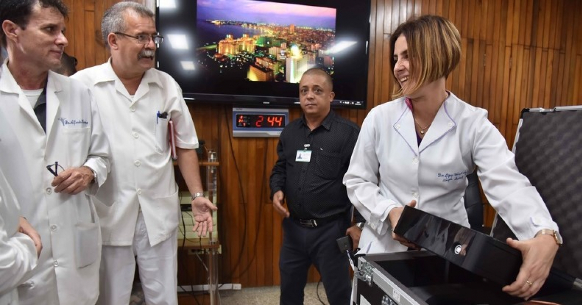 Llipsy Fernández Santiesteban, jefa del servicio de Cirugía General del centro, recibió el equipo. © ACN/ Omara Vázquez