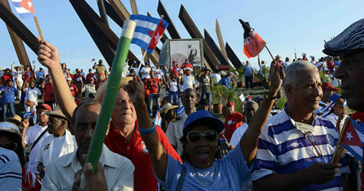 Cubanos desfilan por el Primero de Mayo © Miguel Rubiera Justiz / ACN