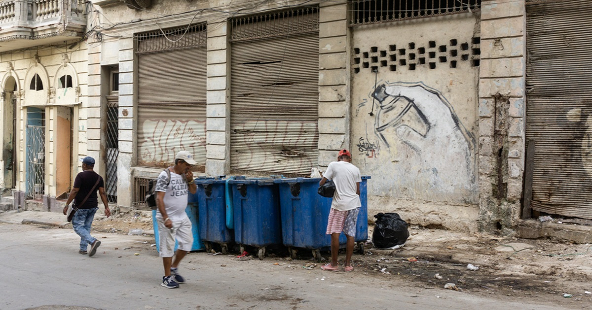 Tanques de basura en la calle Amistad y San Miguel, en Centro Habana © CiberCuba