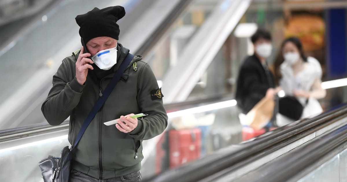  Las personas con mascarillas se ven en la estación central de trenes, después de un brote de coronavirus, en Milán, Italia © REUTERS/Flavio Lo Scalzo