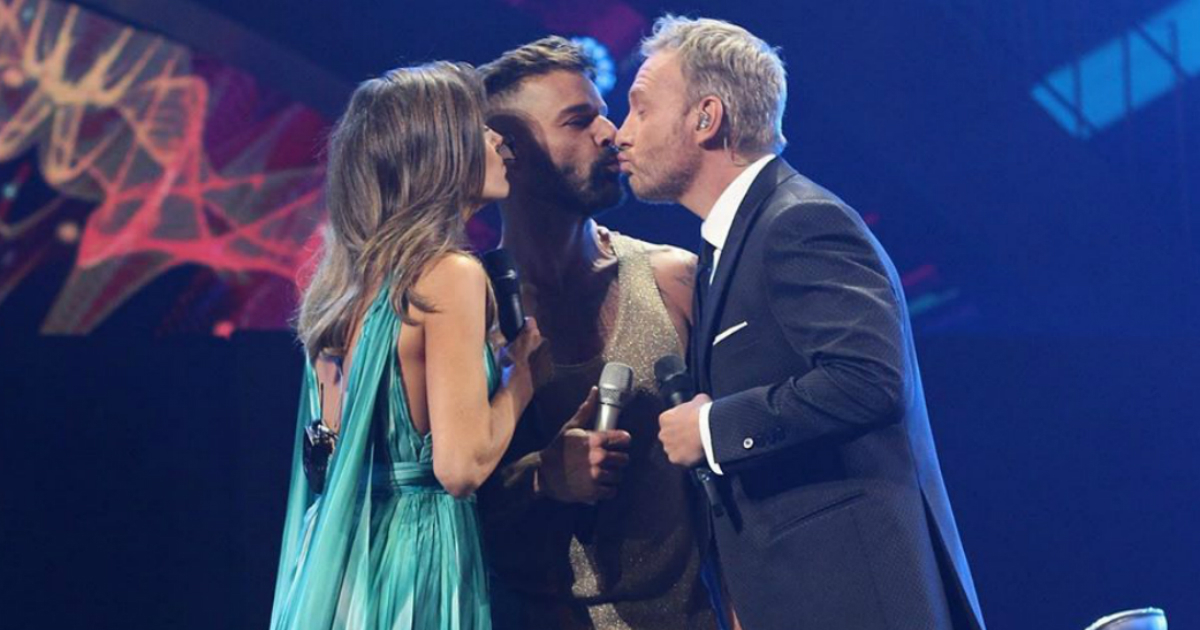 Ricky Martin le robó un beso al presentador de Viña del Mar 2020 © Instagram / Martín Cárcamo