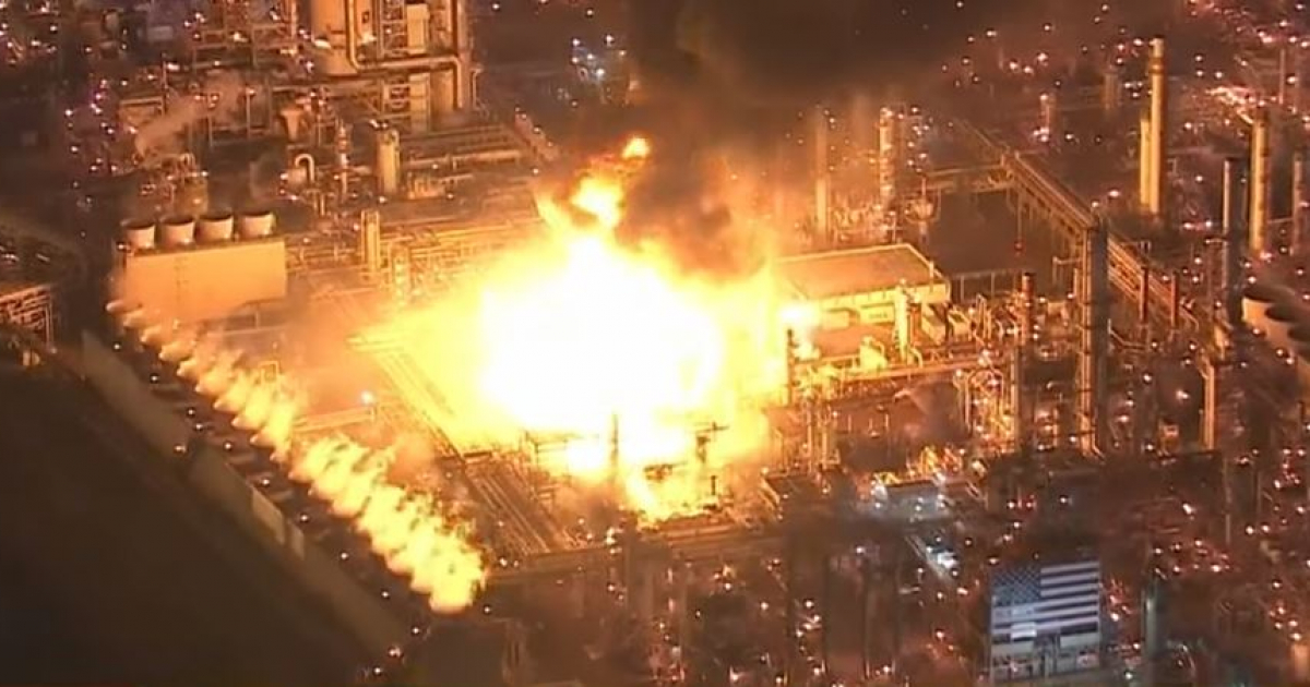 Incendio de la refinería Marathon Petroleum Corporation, situada en la ciudad de Carson (Caifornia) © Youtube / CBS Los Angeles