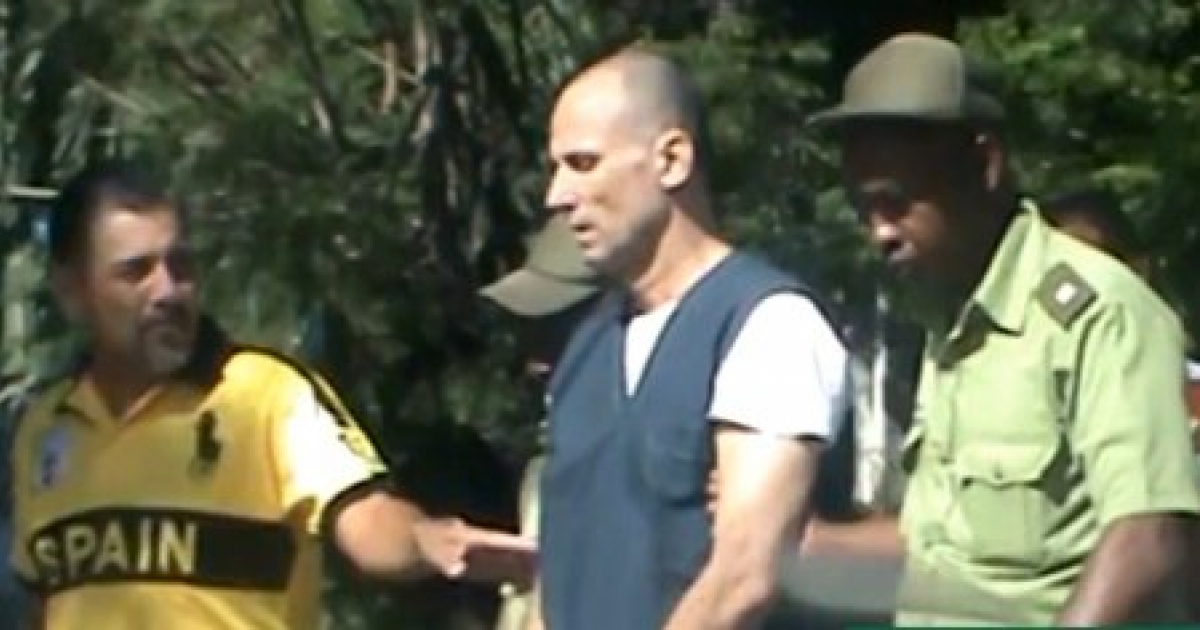 José Daniel Ferrer camino de recibir atención médica en la cárcel © Televisión Cubana / Captura de vídeo