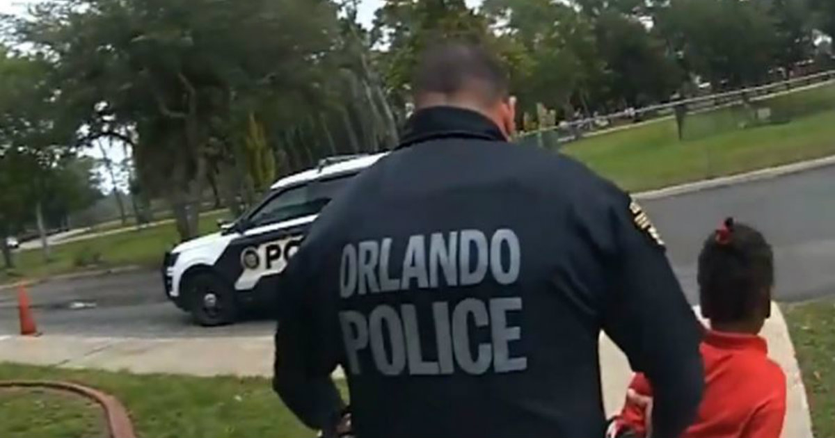 Policía arrestando a la niña © Captura de imagen en youtube