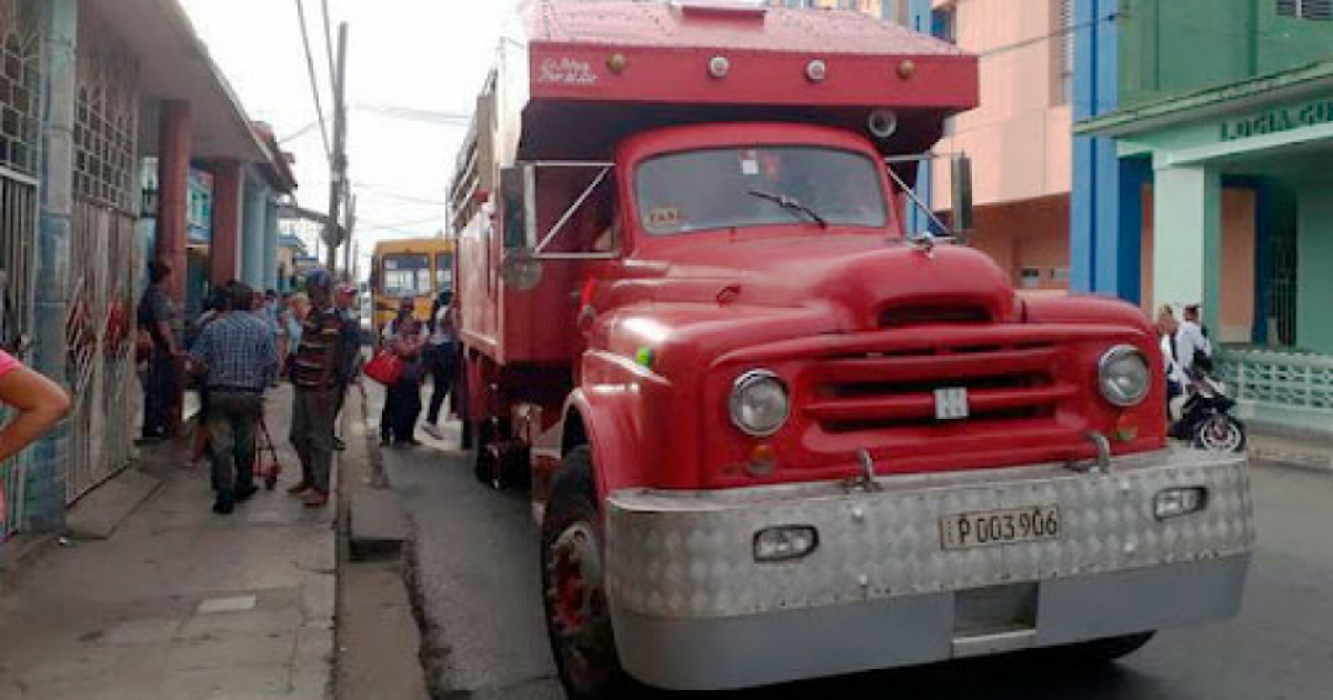 Camión de transporte de viajeros en Pinar del Río © Guerrillero/ Mónica Brizuela Chirino