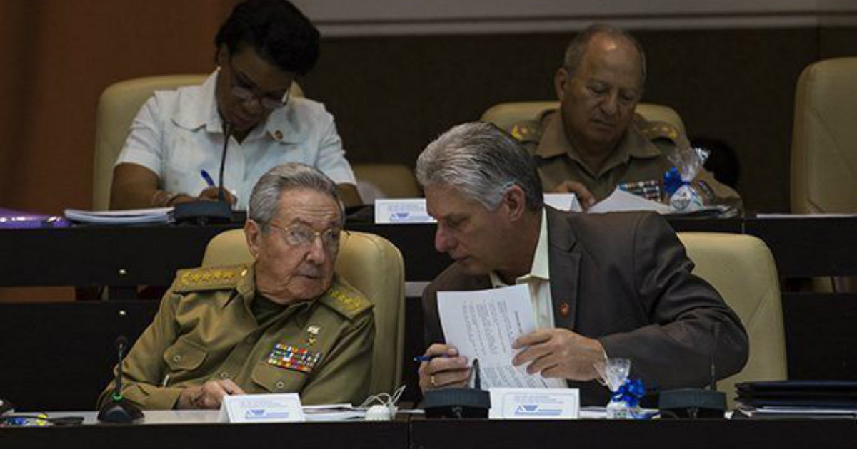 Raúl Castro y Díaz-Canel hablan en la Asamblea Nacional en una imagen de archivo © Cubadebate / Irene Pérez