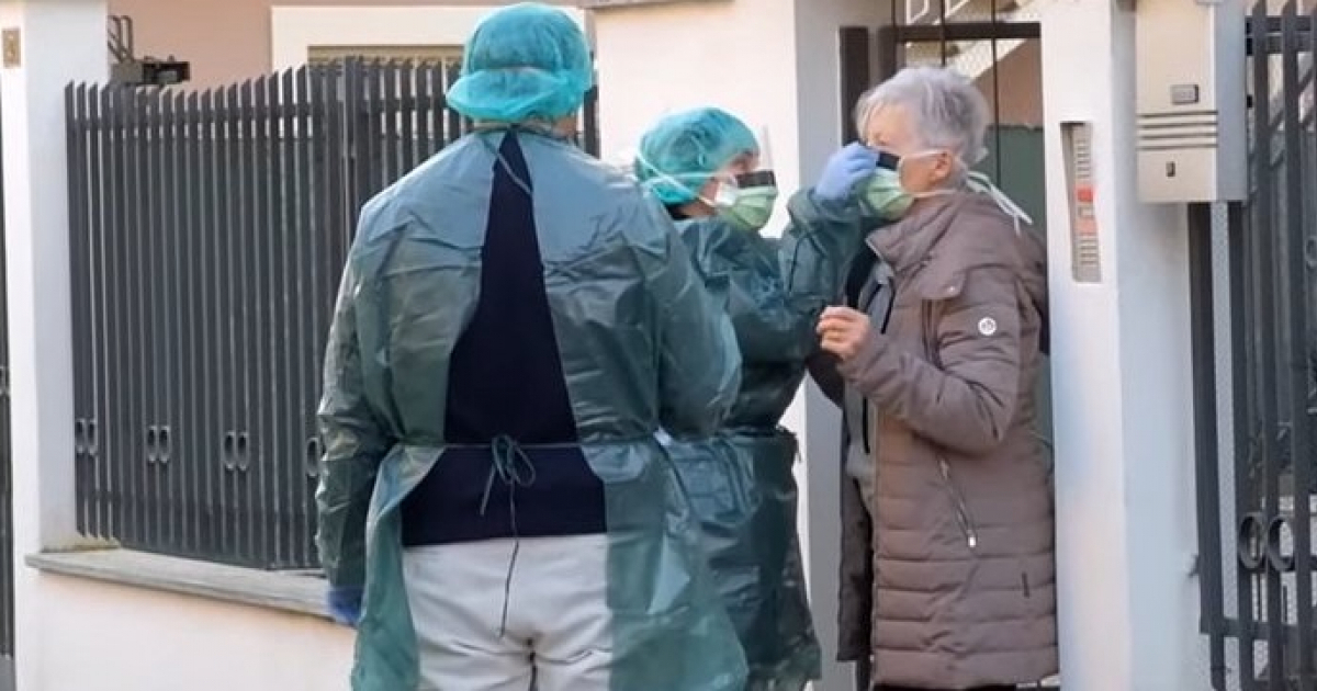 Personal médico pone una mascarilla a una mujer en Italia (Imagen referencial) © Captura de video de youtube