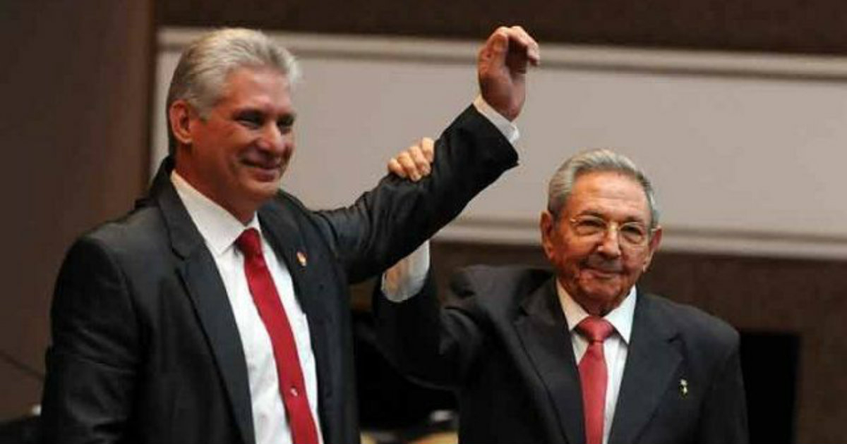 Raúl Castro sujeta el brazo de Miguel Díaz-Canel © Mesa Redonda