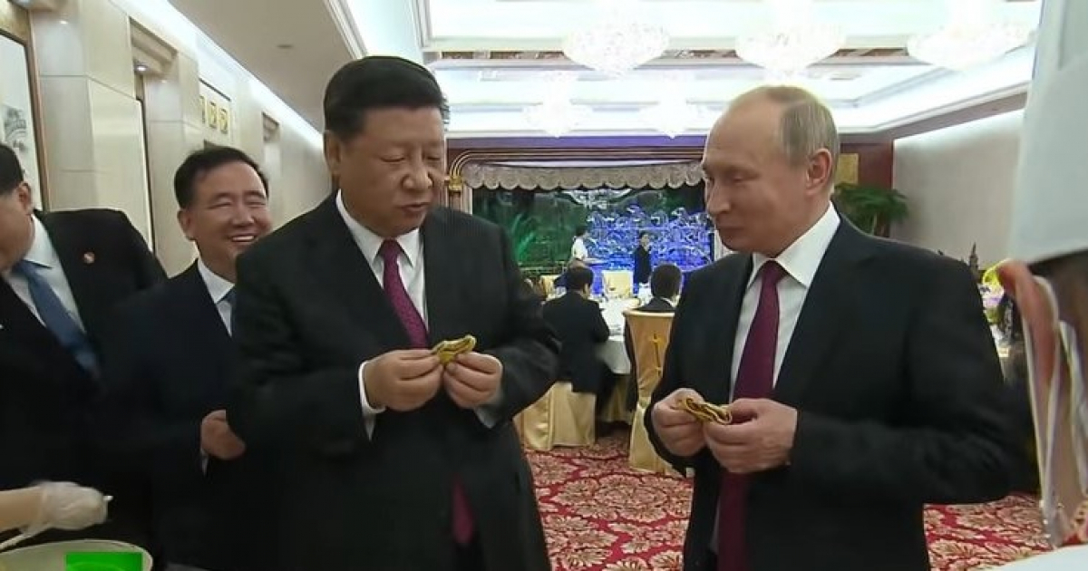 Putin con el presidente Xi Jinping en una visita a China © Captura de video de youtube
