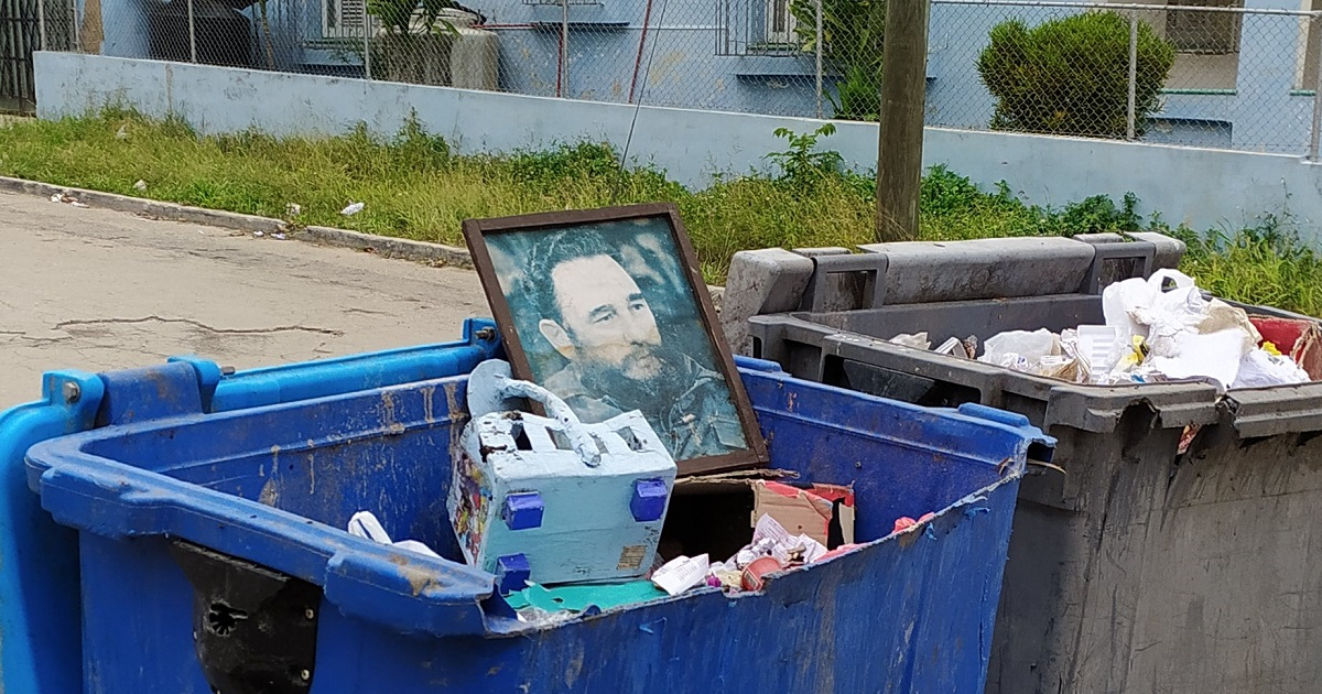 Cuadro con una fotografía del fallecido dictador Fidel Castro tirado en un contenedor de basura © Twitter/@LanzadeCuba
