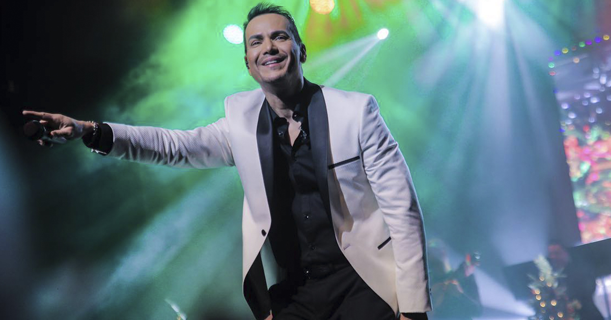 El salsero Víctor Manuelle calentó La Habana en su concierto del