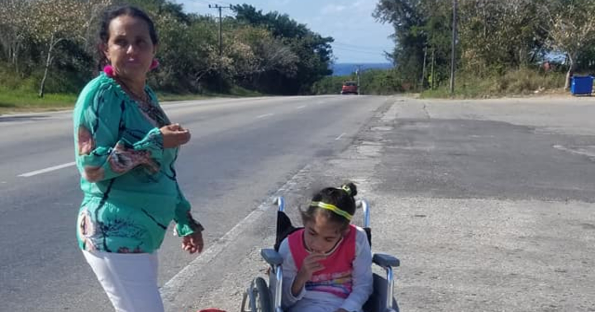 Madre cubana y su hija en silla de ruedas, a la espera de transporte. © Facebook / Vladimir Rodríguez