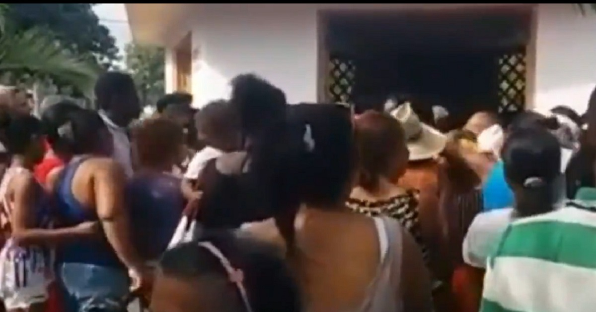 Tumulto para comprar artículos de aseo personal en Cuba © Captura de video