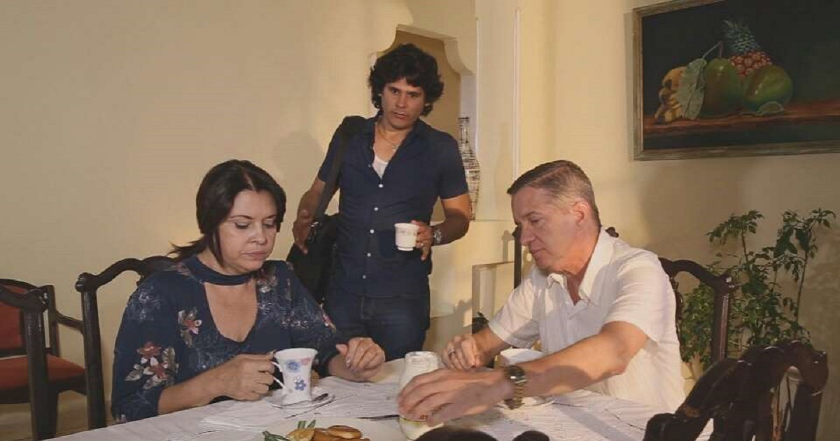 Fernando Echevarría junto a Nancy González y Niu Bring en una escena de “El rostro de los días” © Televisión Cubana