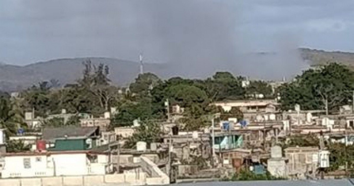 Columna de humo de vertedero en Holguín © Cortesía de los vecinos afectados