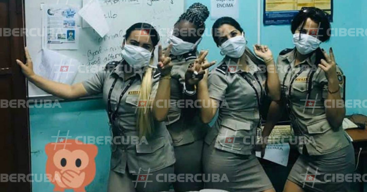 Aduaneras posan con mascarillas protectoras en el Aeropuerto Internacional Frank País © CiberCuba