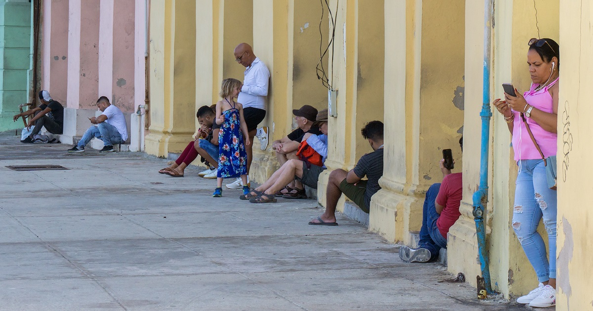 Cubanos conectados a Internet © CiberCuba