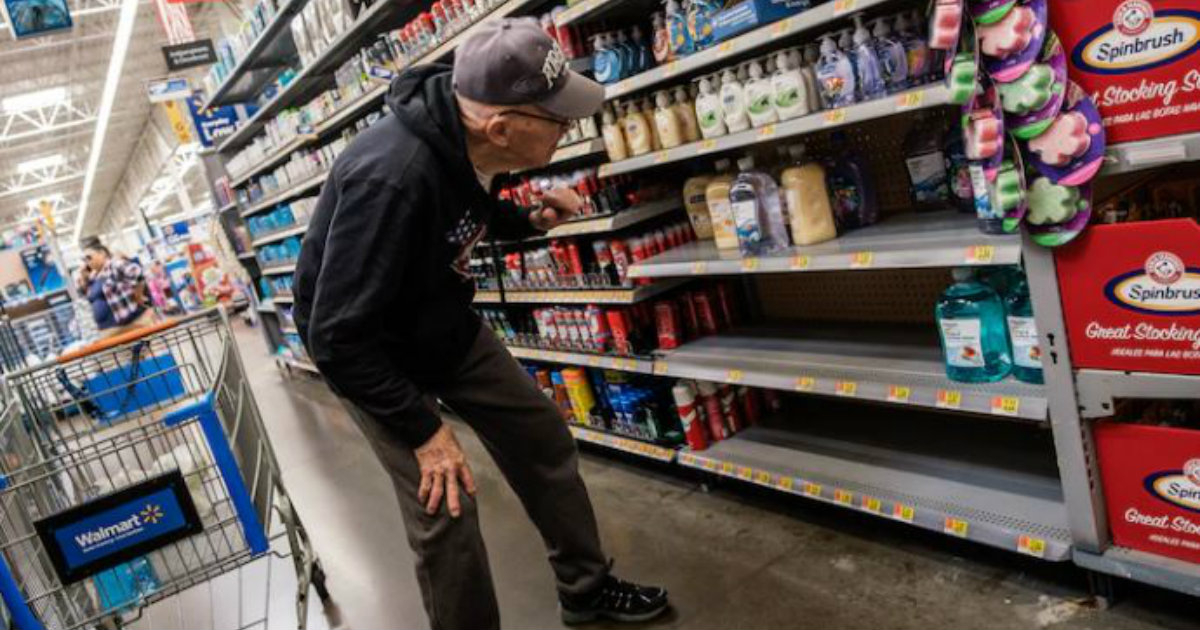 Anciano busca en un Walmart en la zona de geles desinfectantes © YouTube/screenshot