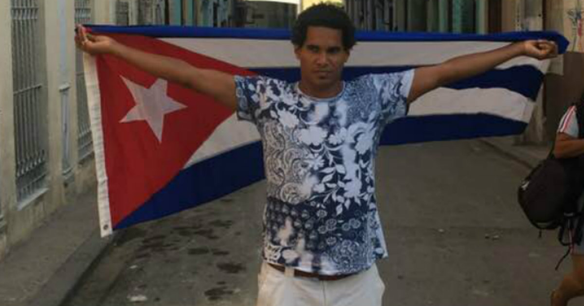El artista cubano Luis Manuel Otero Alcántara con la bandera de la Isla © Facebook / Luis Manuel Otero Alcántara