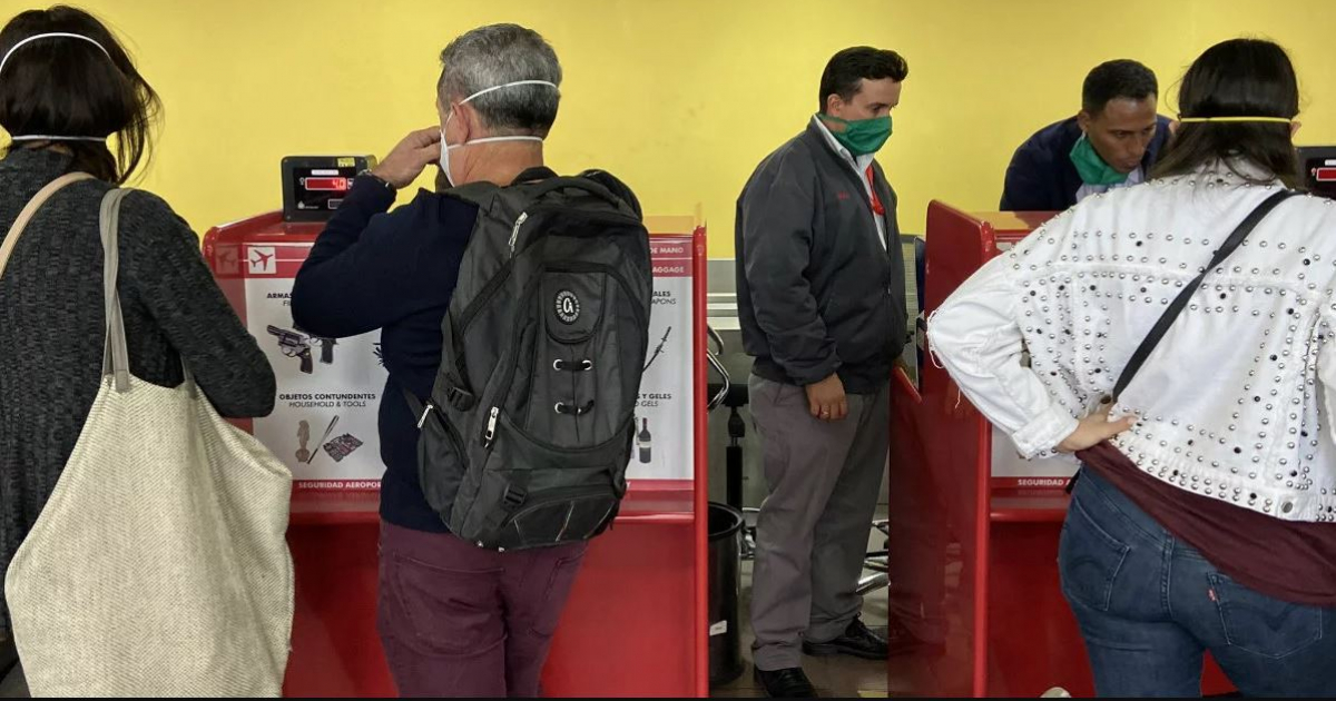 Trabajadores con mascarillas en el Aeropuerto José Martí © Twitter / Sarah Marsh