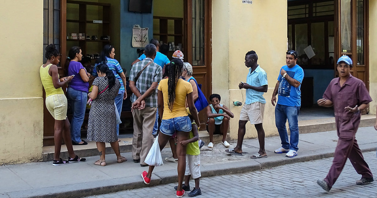 Cola en la farmacia Sarrá, en La Habana. © CiberCuba