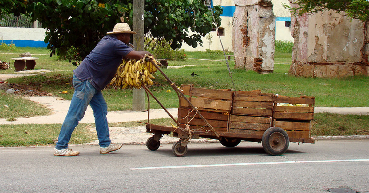 Hombre con carretilla vendiendo frutas © CiberCuba / Archivo