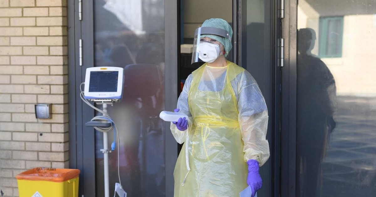 Trabajadora sanitaria en Estados Unidos usando indumentaria de protección contra el coronavirus © Twitter / Matt Simpson