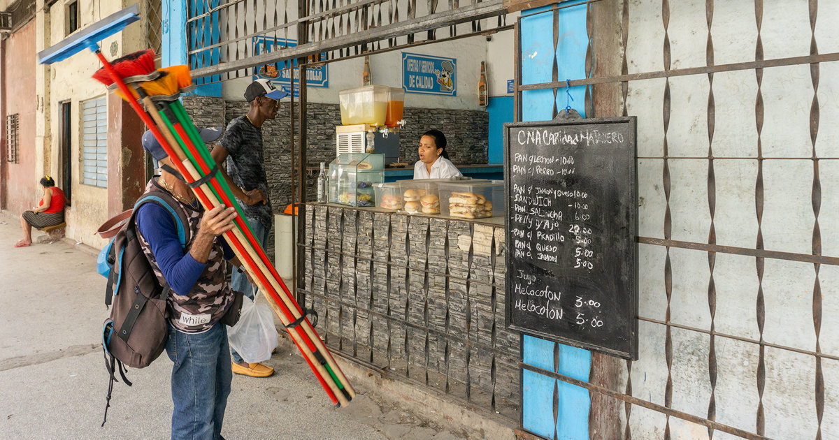Vendedor de escobas en cafetería estatal © CiberCuba