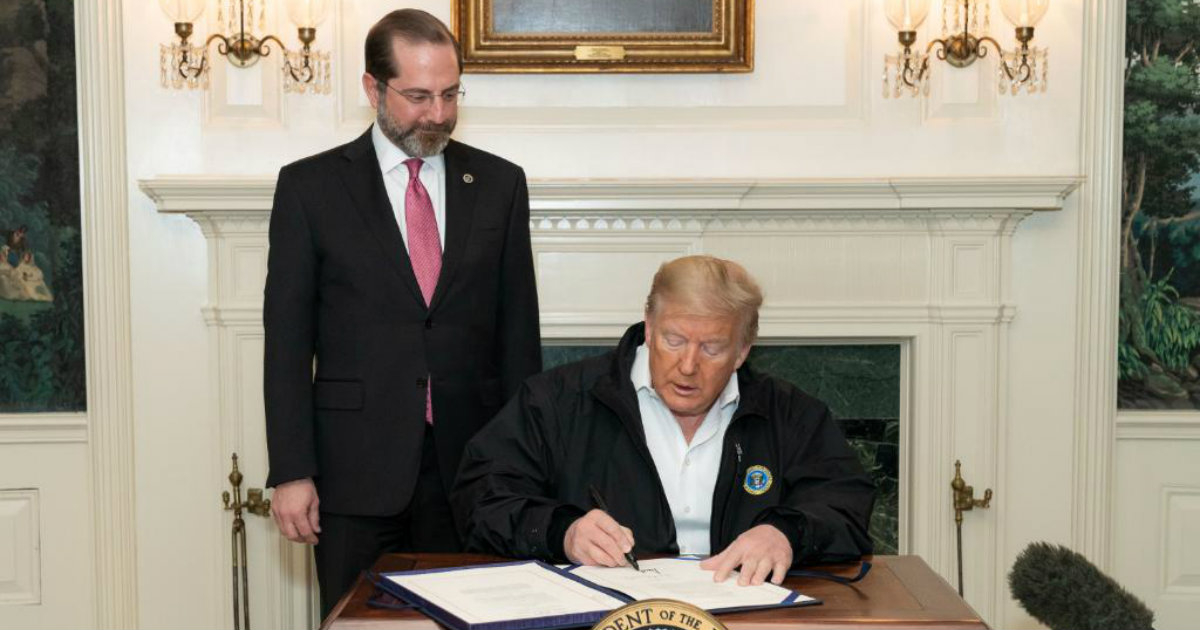 Trump firmando el proyecto de ley en la Casa Blanca © Twitter / The White House
