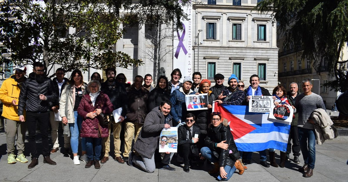 Cubanos protestando en España © Twitter/@ernestounpacu1