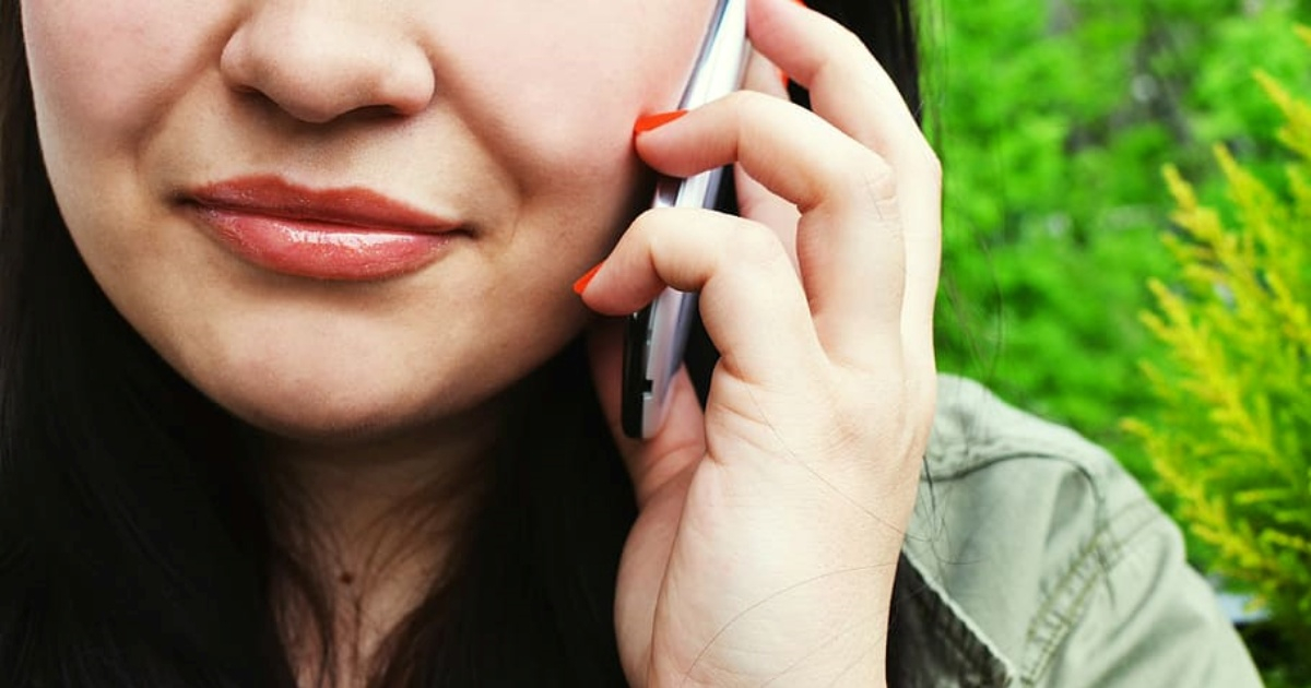 Mujer hablando por teléfono (imagen referencial) © Piqsels