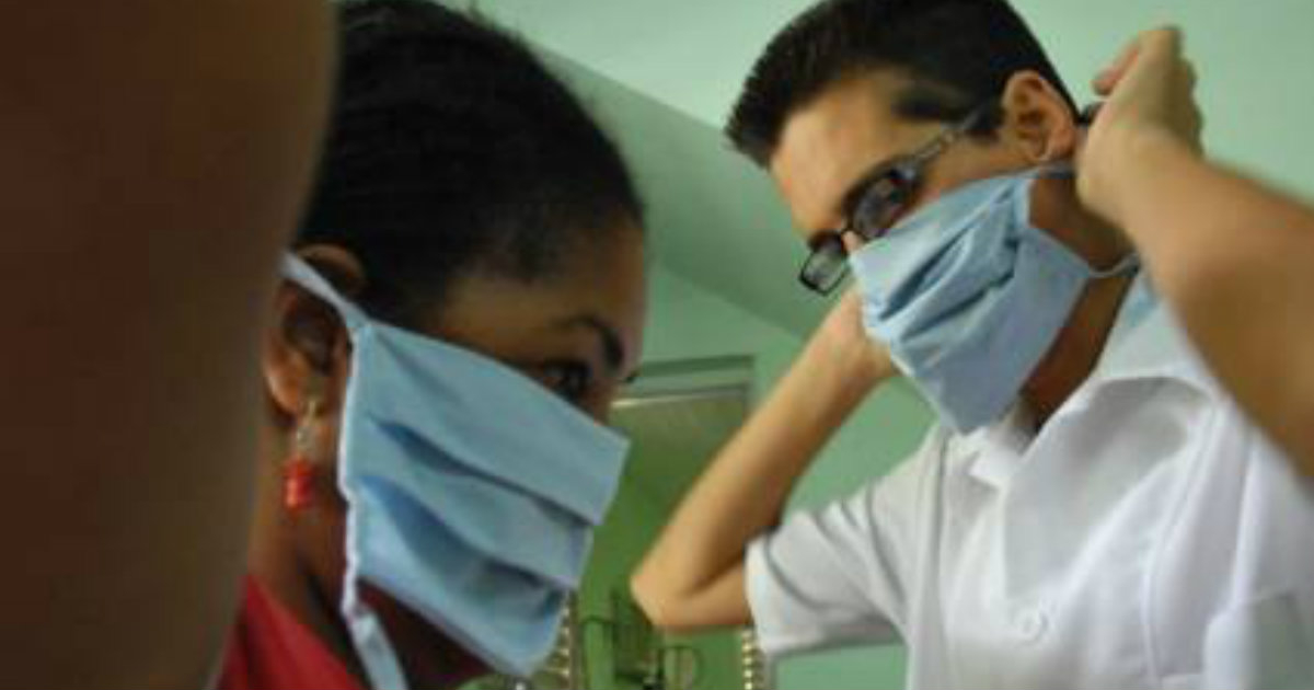 Médicos cubanos con nasobuco © Juventud Rebelde / Roberto Ruiz Espinosa 