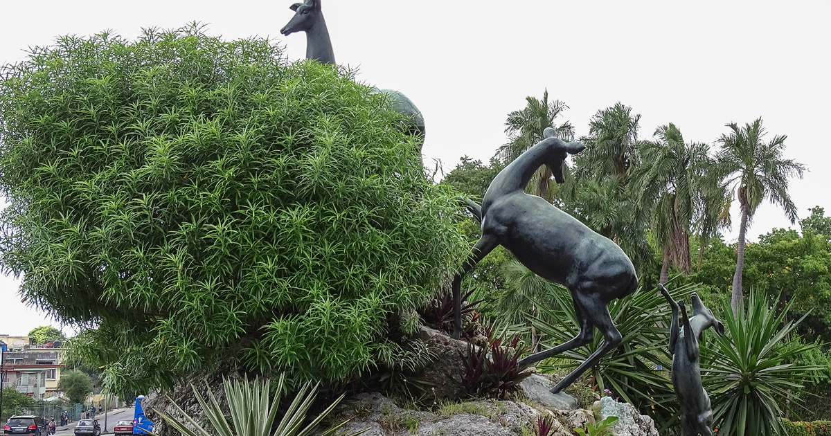 Conjunto escultórico a la entrada del Zoo de 26 © CiberCuba
