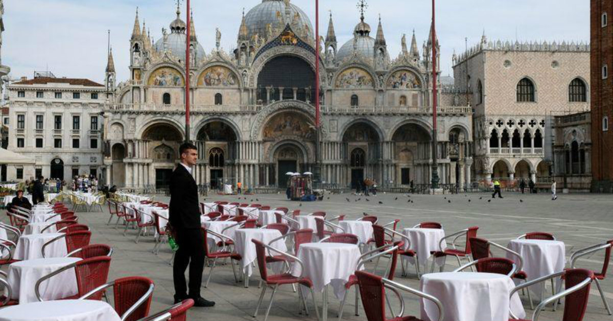 Camarero en Piazza San Marco, en Venecia, ante mesas vacías © REUTERS