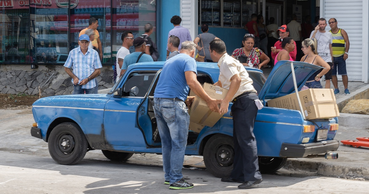 Cubanos comprando en las nuevas tiendas en divisa © CiberCuba