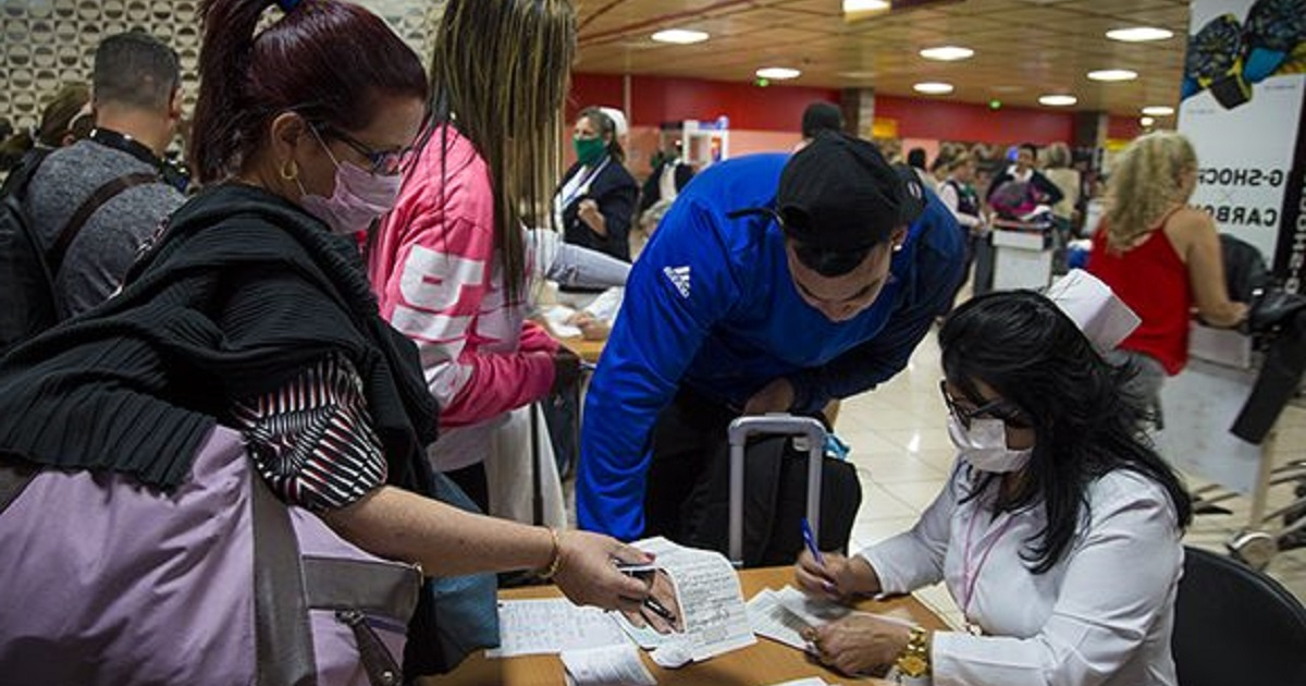 Control médico en aeropuerto cubano © CiberCuba